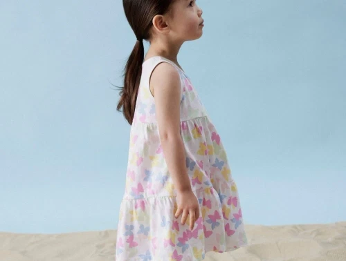 Pige i hvid Name it kjole med print af pastelfarvet sommerfugle 13228172 bright white butterflies 